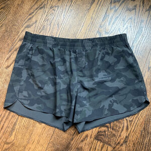 Women's Athletic Works Shorts XL Black Camo Print